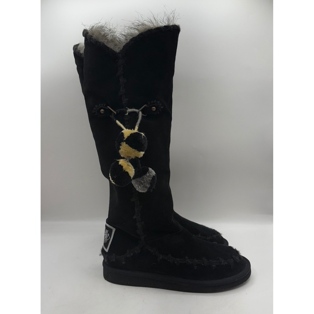 Juicy Couture Black Suede Boots Faux Fur Trim Bee Charm Pom Pom Size 7.5